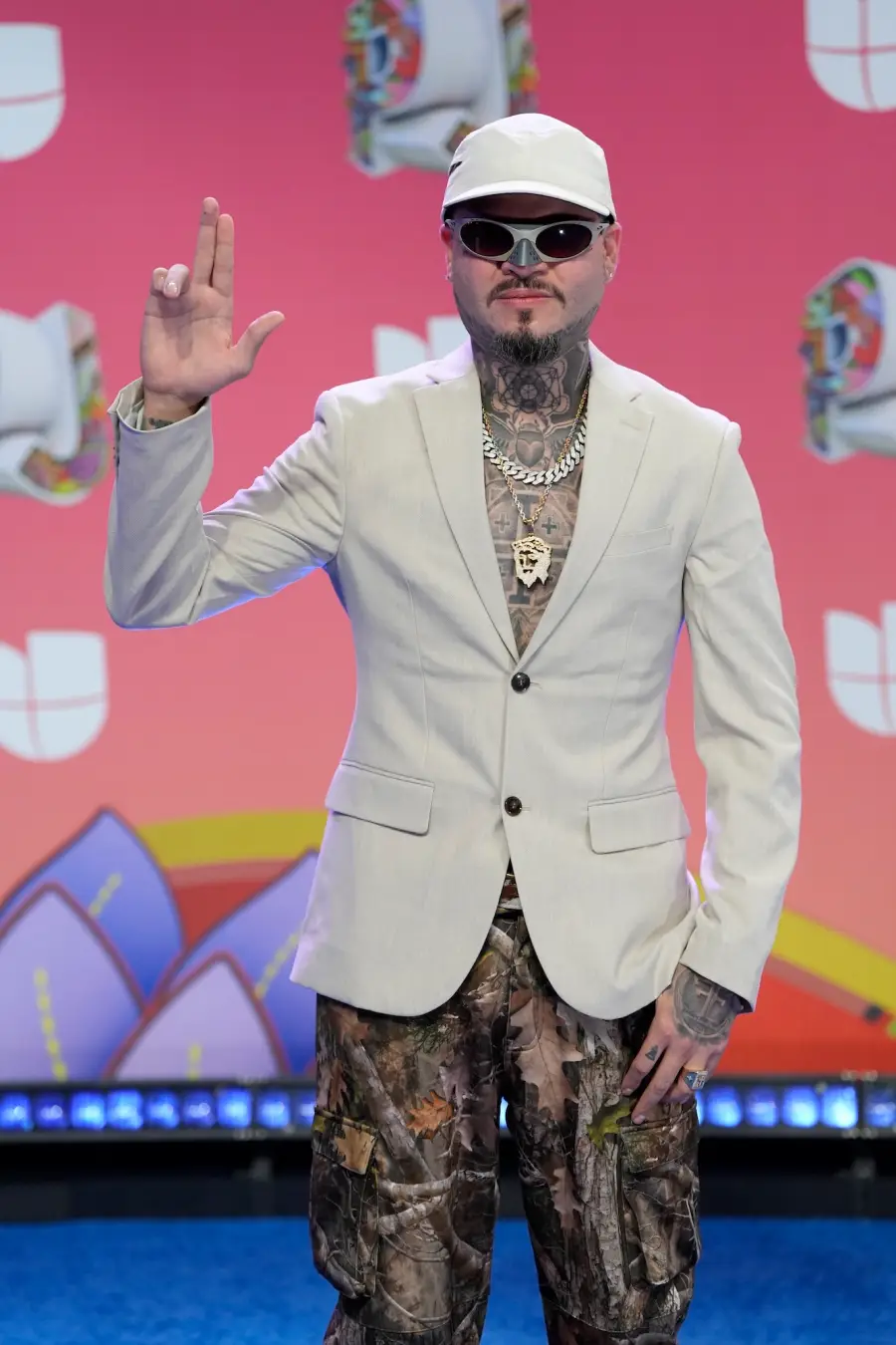 Farruko en la alfombra azul de Premios Juventud 2025 en Panamá