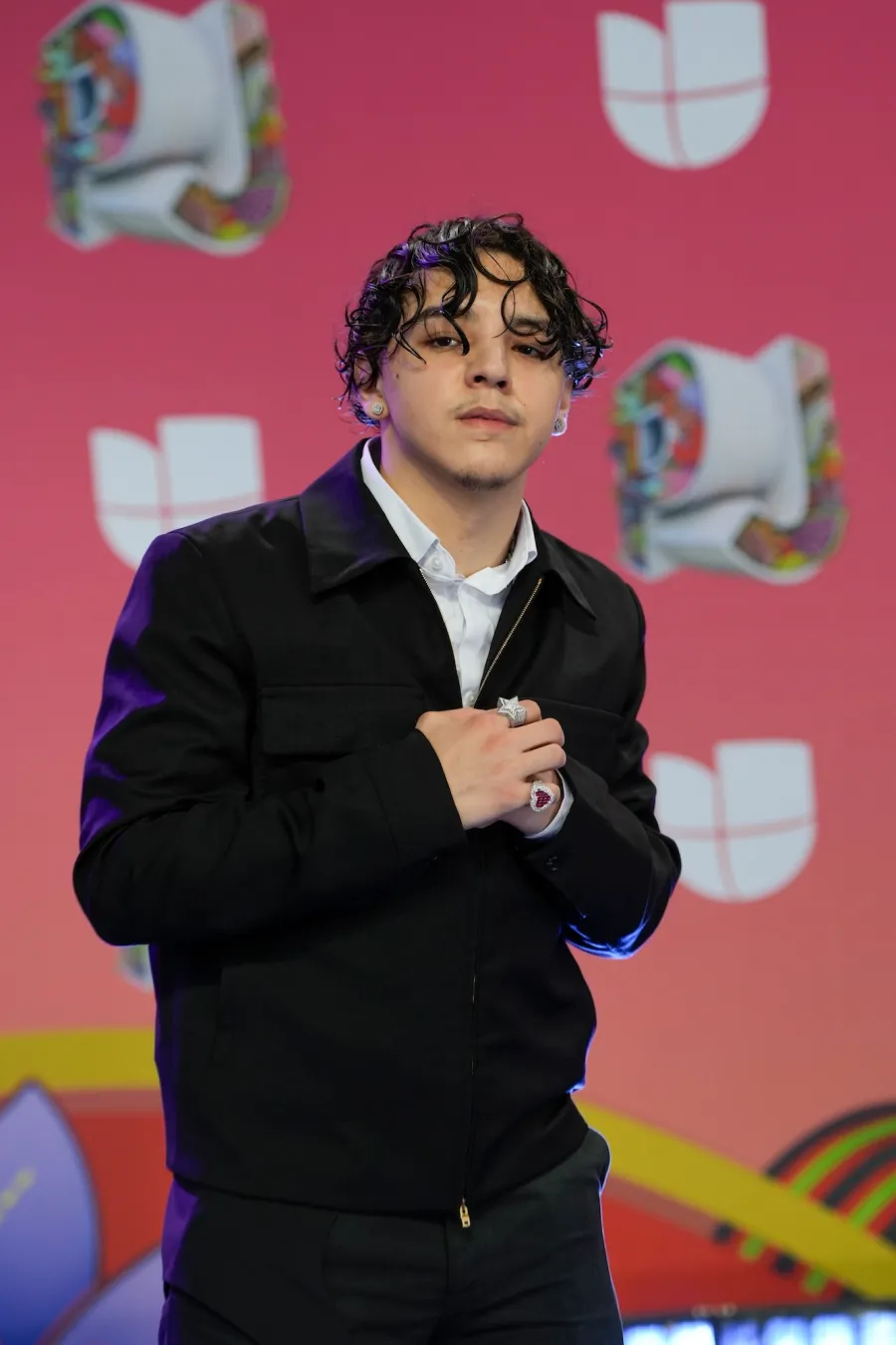 Xavi en la alfombra azul de Premios Juventud 2025 en Panamá