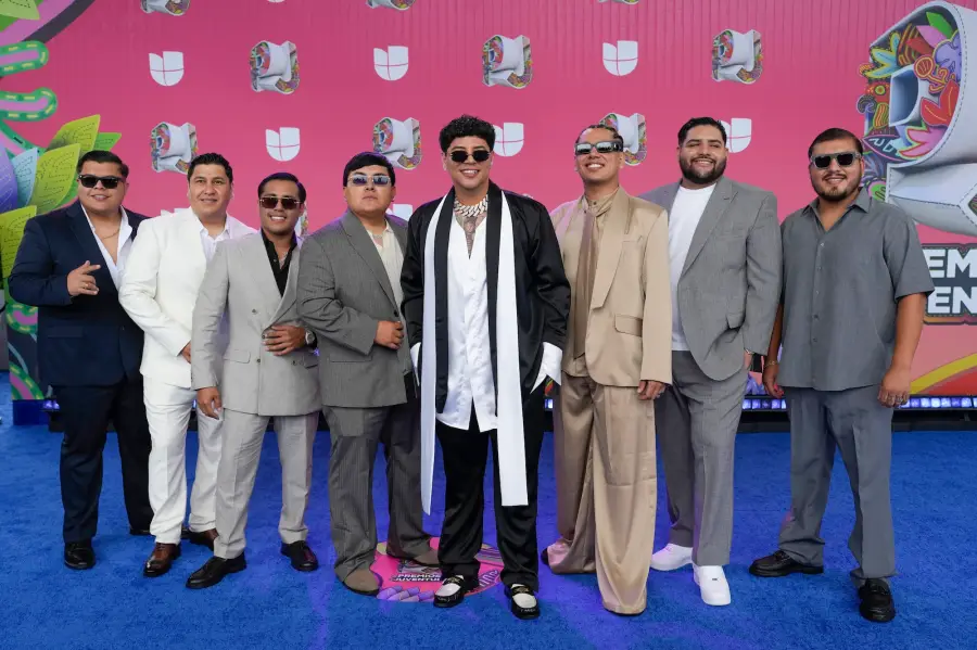 Grupo Firme en la alfombra azul de Premios Juventud 2025 en Panamá