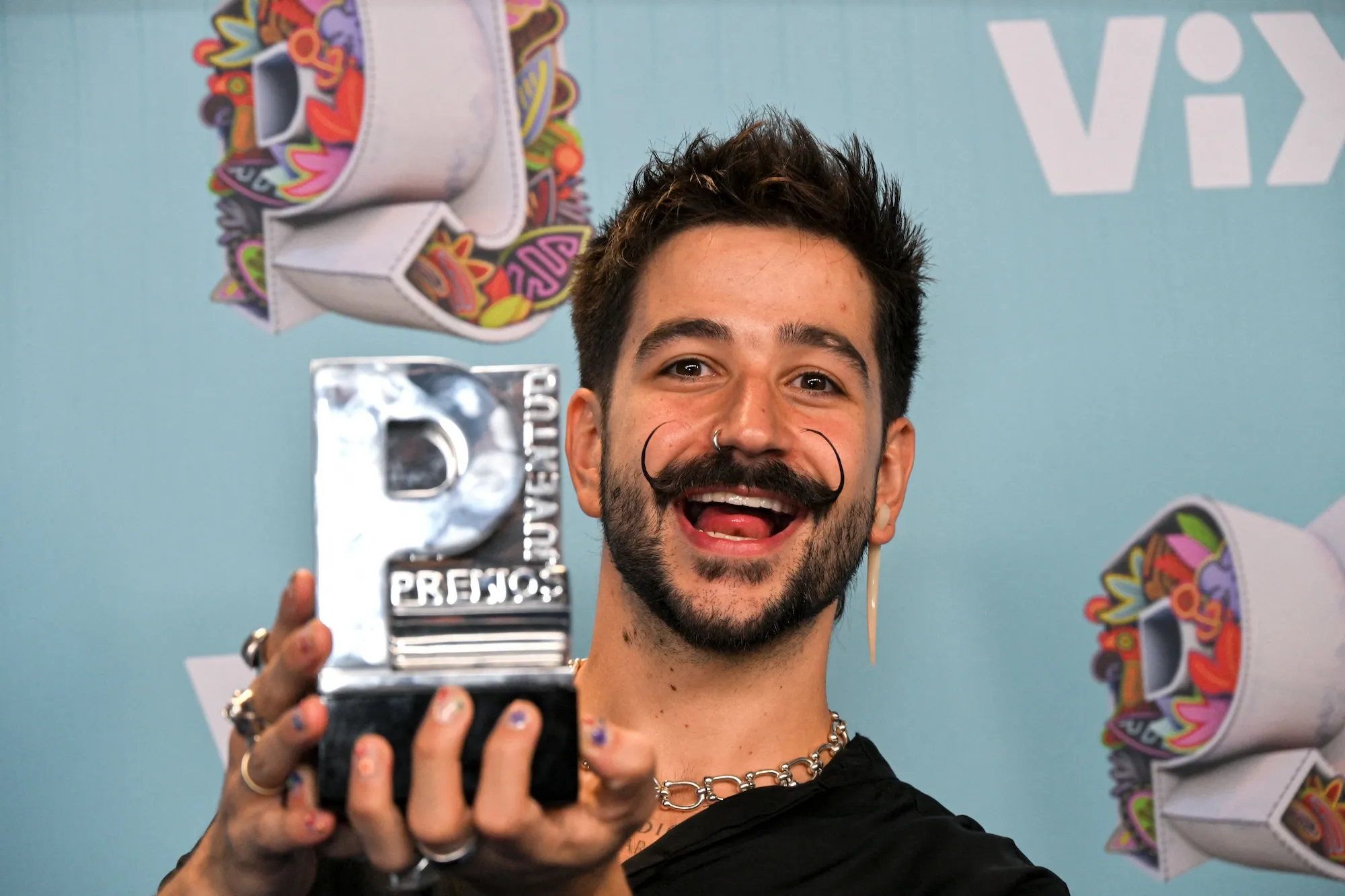 Camilo en la alfombra azul de Premios Juventud 2025 en Panamá