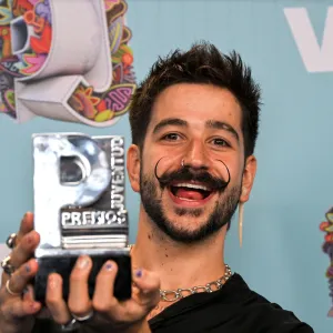 Camilo en la alfombra azul de Premios Juventud 2025 en Panamá