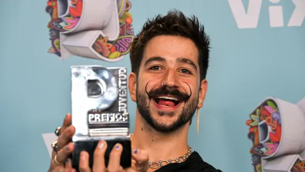 Camilo en la alfombra azul de Premios Juventud 2025 en Panamá