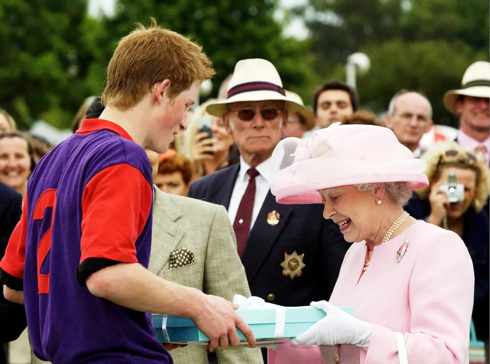 Prince Harry Vistis Queen Elizabeth II Grave