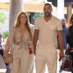 GettyImages2233686581Jesse Williams Holds Hands With Hotel Costiera Costar Alejandra Onieva