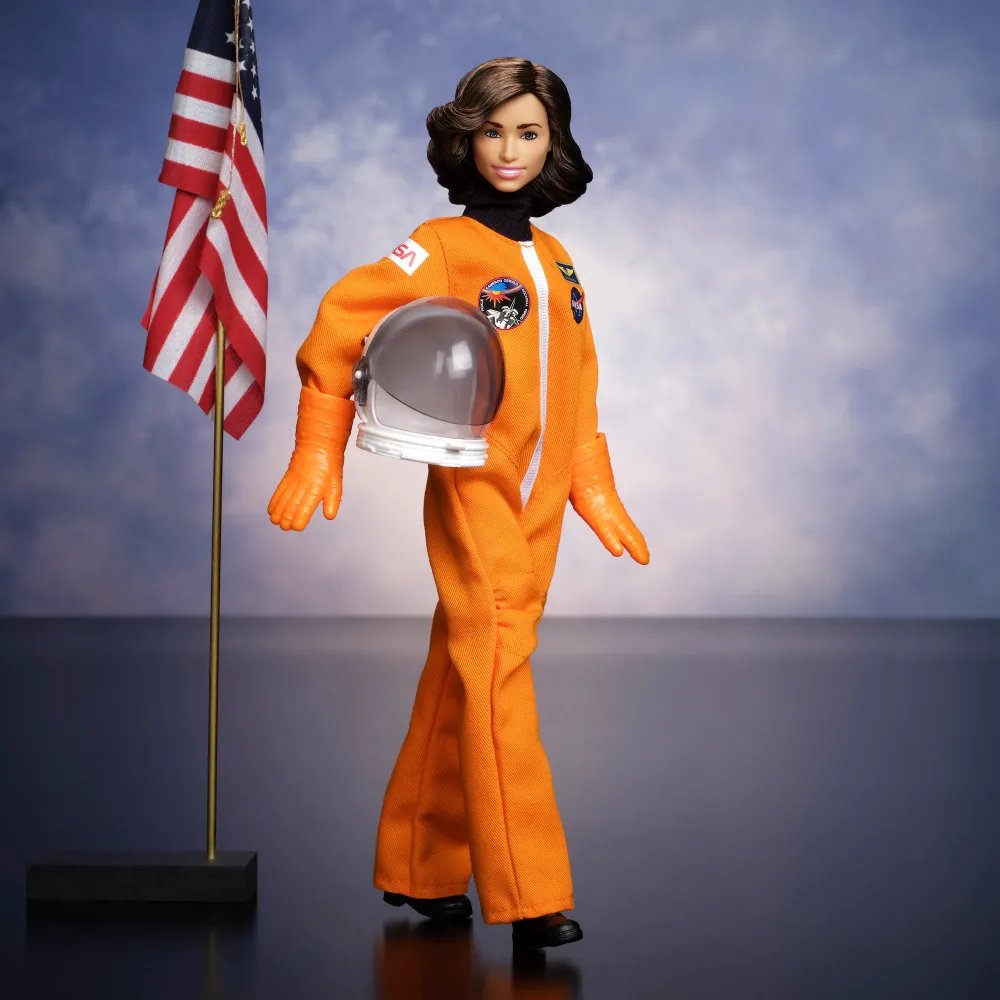 Doctora Ellen Ochoa, la primera latina en ir al espacio, es honrada con una Barbie.