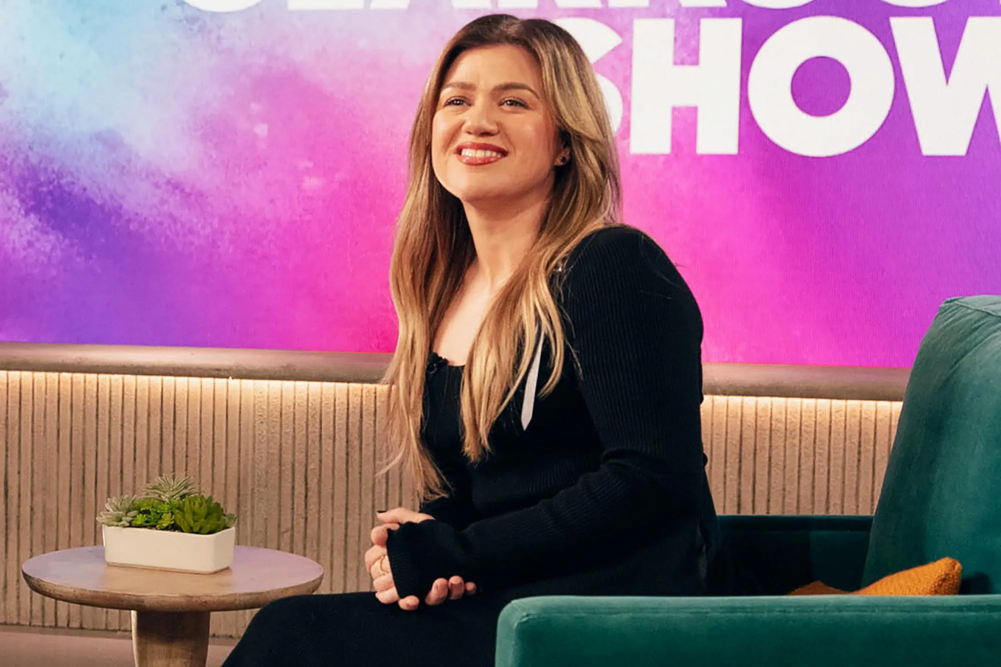 Kelly Clarkson Returns to Talk Show After Brandon s Death 020