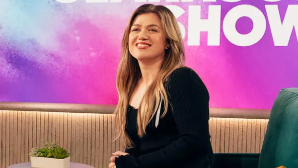 Kelly Clarkson Returns to Talk Show After Brandon s Death 020