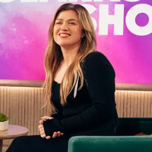 Kelly Clarkson Returns to Talk Show After Brandon s Death 020