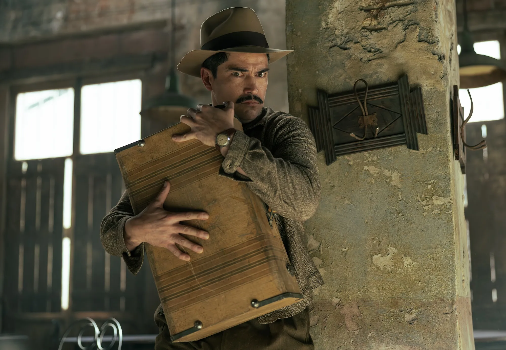 Alfonso Herrera como el panadero Simón en la serie de Netflix Las Muertas