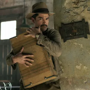 Alfonso Herrera como el panadero Simón en la serie de Netflix Las Muertas