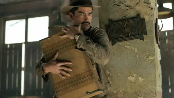 Alfonso Herrera como el panadero Simón en la serie de Netflix Las Muertas