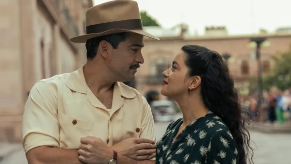 Alfonso Herrera como Simón y Paulina Gaitán como Serafina Baladro en Las Muertas, la serie de Netflix