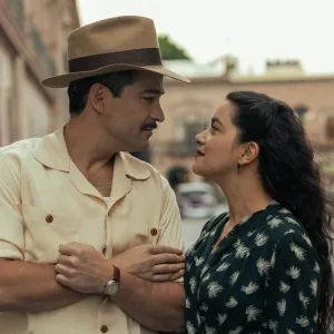 Alfonso Herrera como Simón y Paulina Gaitán como Serafina Baladro en Las Muertas, la serie de Netflix