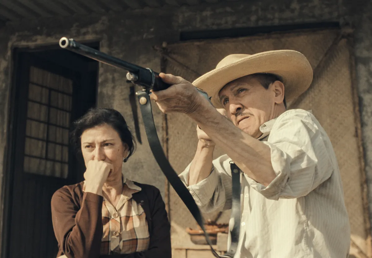 Leticia Huijara y Carlos Aragón en 'Las Muertas'.