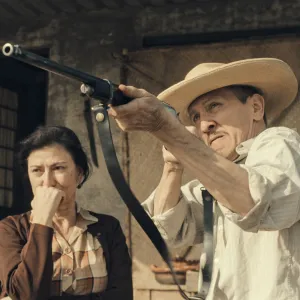 Leticia Huijara y Carlos Aragón en 'Las Muertas'.