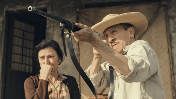 Leticia Huijara y Carlos Aragón en 'Las Muertas'.