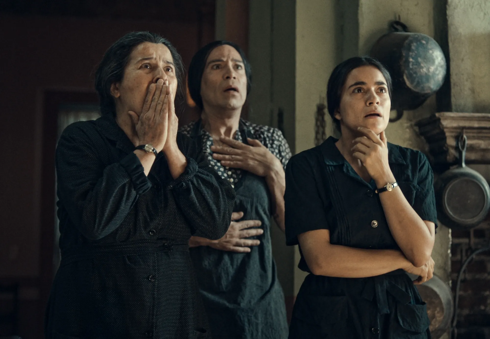 Arcelia Ramírez como Arcángela, Paulina Gaitán como Serafina Baladro y al centro Mauricio Isaac como La Calavera.