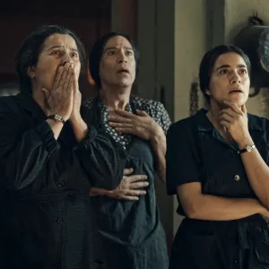 Arcelia Ramírez como Arcángela, Paulina Gaitán como Serafina Baladro y al centro Mauricio Isaac como La Calavera.