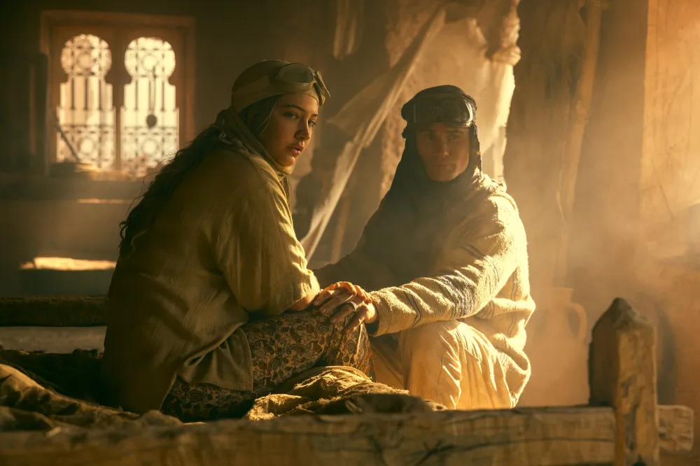 Madelyn-Cline-and-Chase-Stokes-inline-OUTERBANKS_410_Unit_14115RC