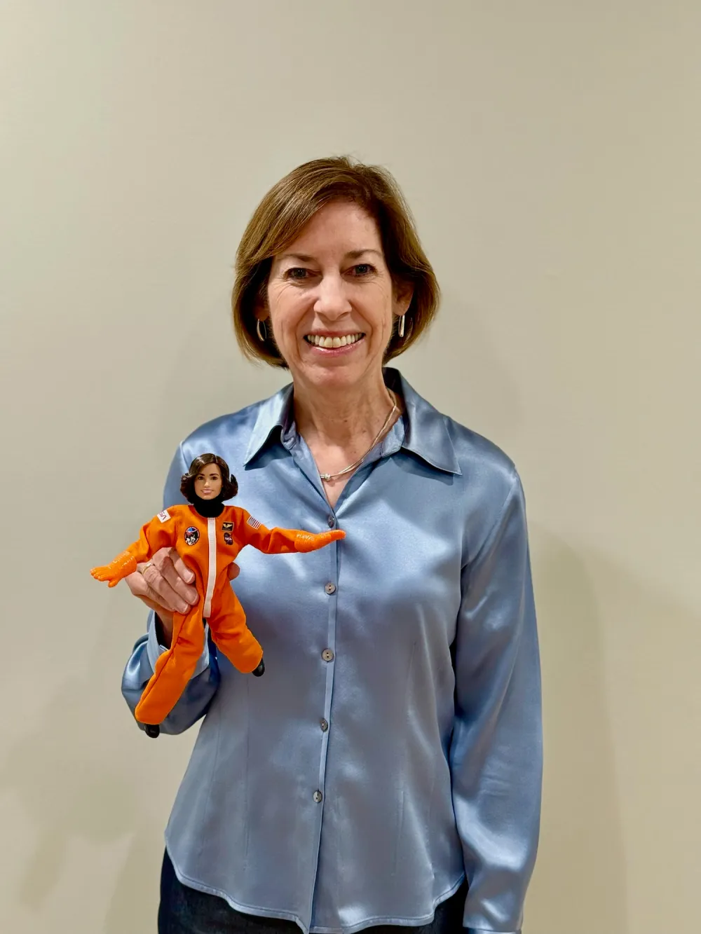 La doctora Ellen Ochoa posando con su mu&ntilde;eca Barbie.