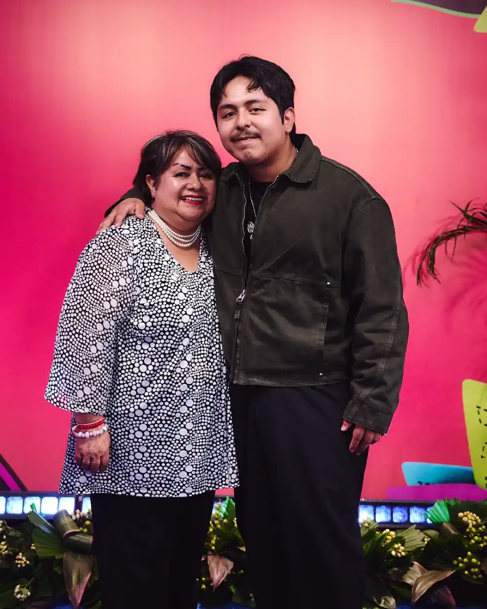 Macario Mart&iacute;nez con su mam&aacute; Cristy, a quien llev&oacute; a Premios Juventud 2025