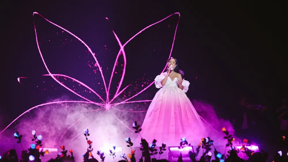 Natti Natasha revela el sexo de su beb&eacute; en Premios Juventud 2025.