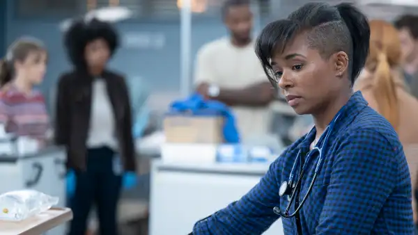 Simone-Griffith-Greys-Anatomy-Season-22-Premiere-Feature-178594_0171