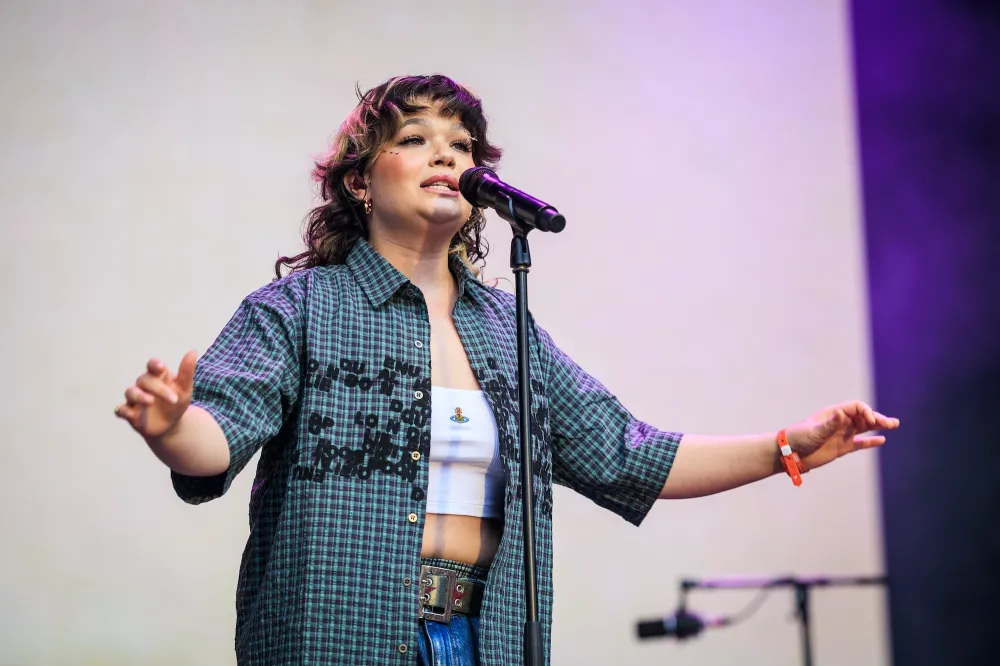 Who Is Lola Young 5 Things to Know About the Messy Singer