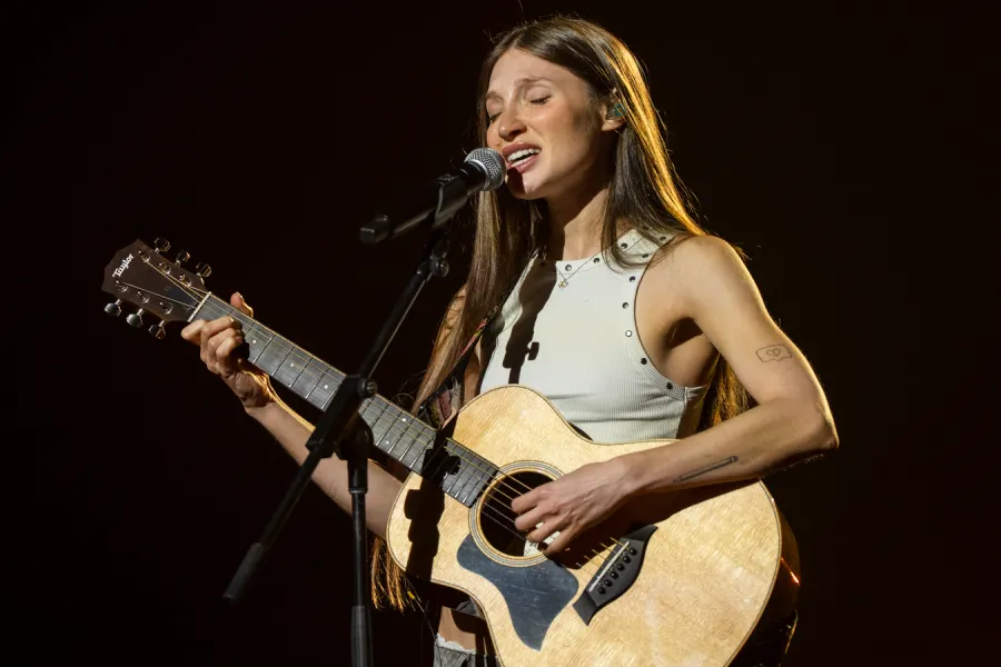 Yami Safdie en los ensayos de Premios Juventud 2025 en Panamá