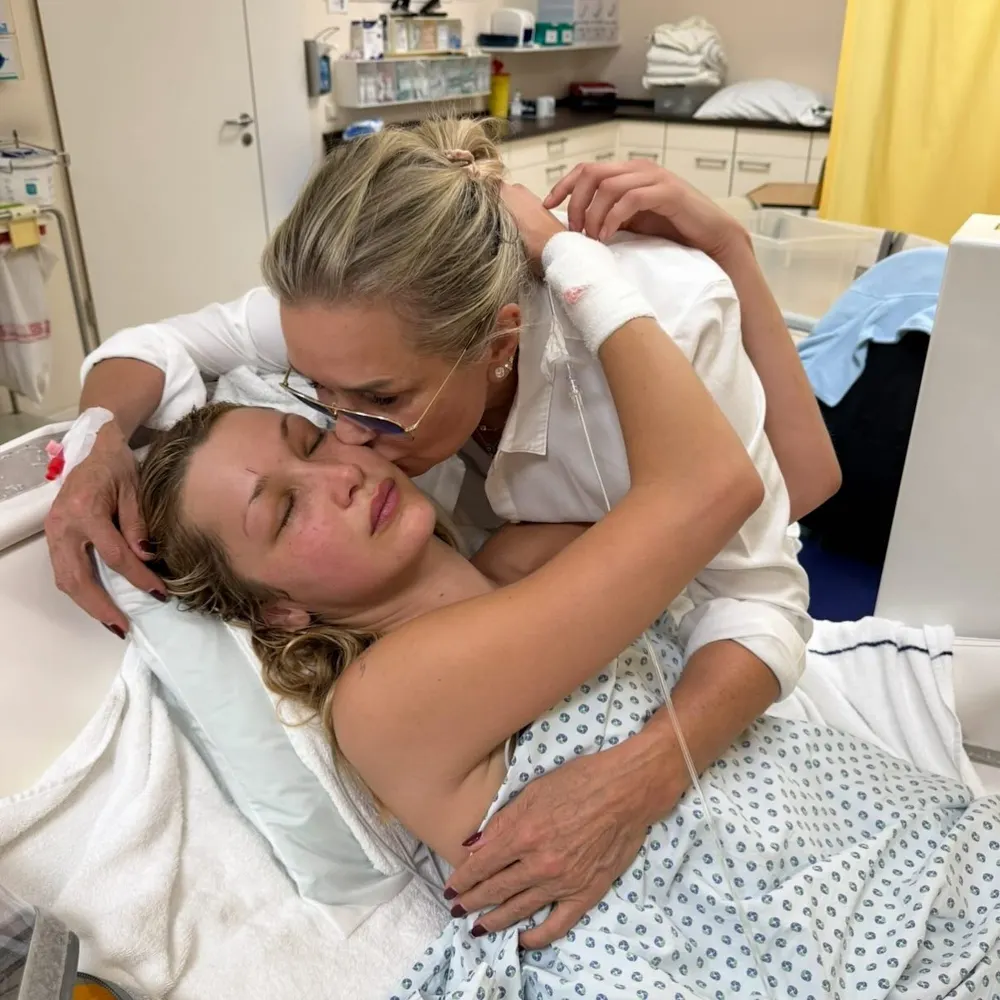 Yolanda-Hadid-Supports-Daughter-Bella-Hadid-as-She-Battles-Lyme-Disease-in-Hospital-2