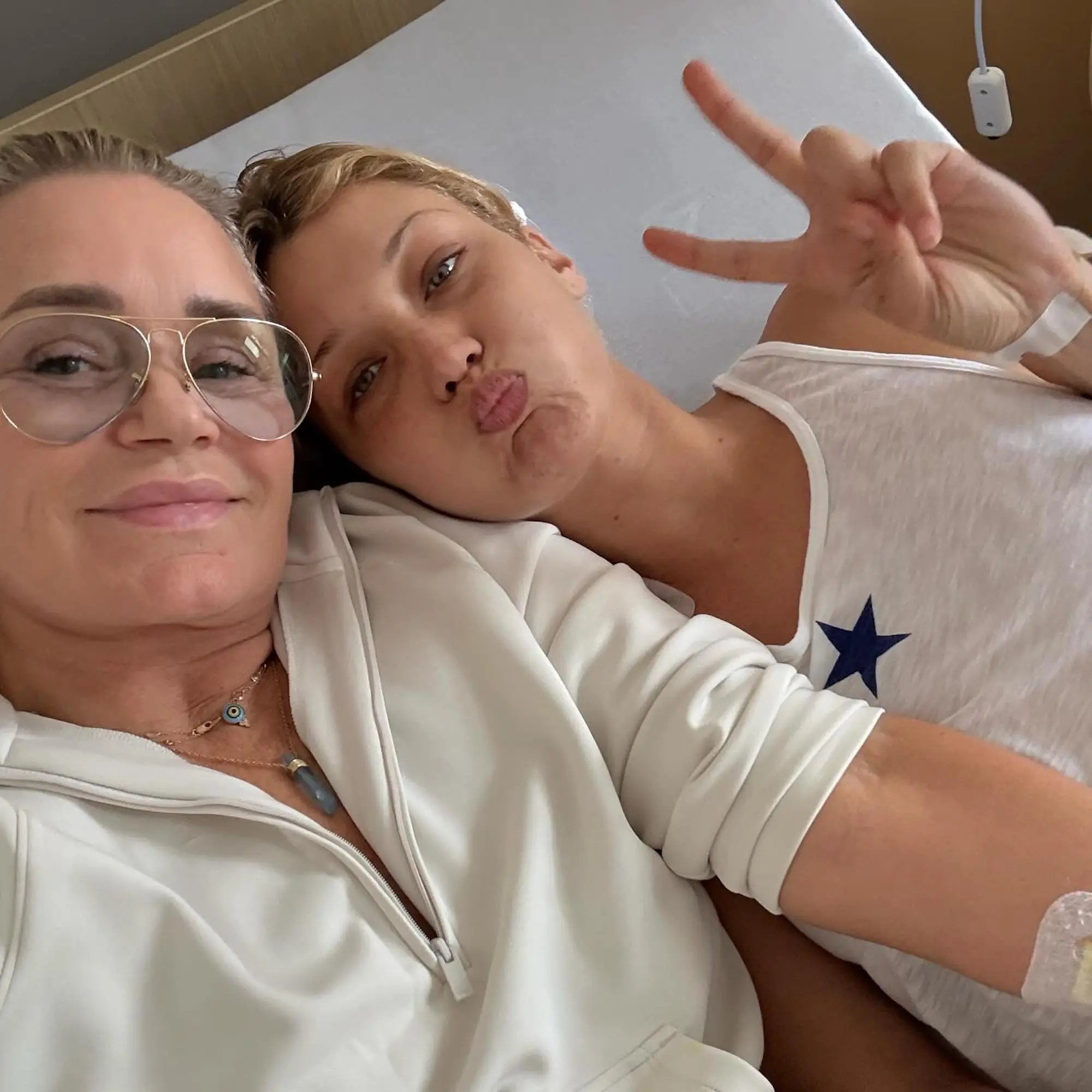 Yolanda-Hadid-Supports-Daughter-Bella-Hadid-as-She-Battles-Lyme-Disease-in-Hospital