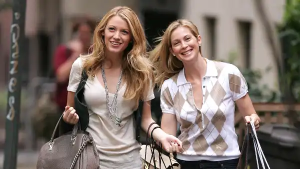 NEW YORK - AUGUST 11: Actresses Blake Lively (L) and Kelly Rutherford are seen on location for "Gossip Girl" August 11, 2008 in the Brooklyn borough of New York City. (Photo by James Devaney/WireImage)