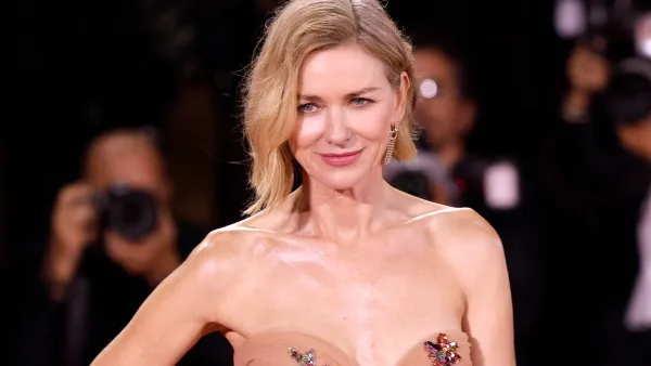 L'actrice et productrice de cinéma Naomi Watts assiste au tapis rouge pour la projection du film Jay Kelly lors de la 82e Mostra de Venise, le 28 août 2025. (Photo by Laurent KOFFEL/Gamma-Rapho via Getty Images)