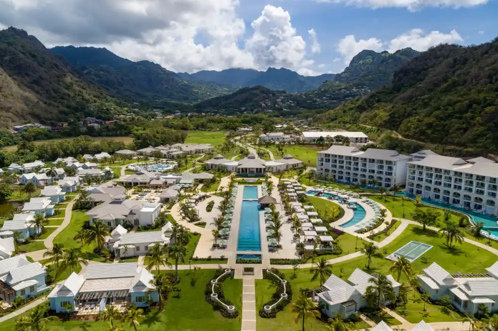 The Bachelorettes Peter Kraus and Fiance Hana Ostapchuk Tease Intimate Holiday Wedding