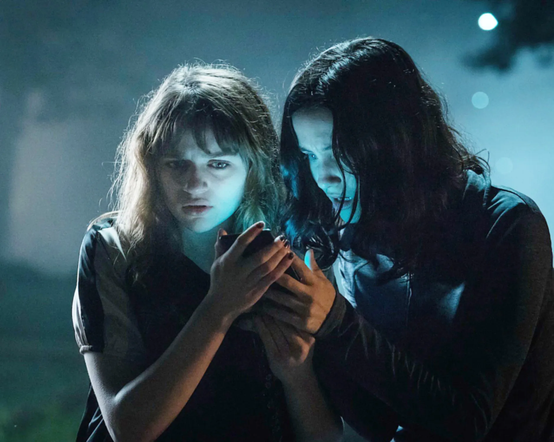 Joey King, Julia Goldani Telles in Slender Man