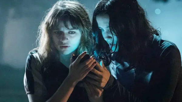 Joey King, Julia Goldani Telles in Slender Man