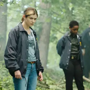 Alison Oliver, Thuso Mbedu in Task