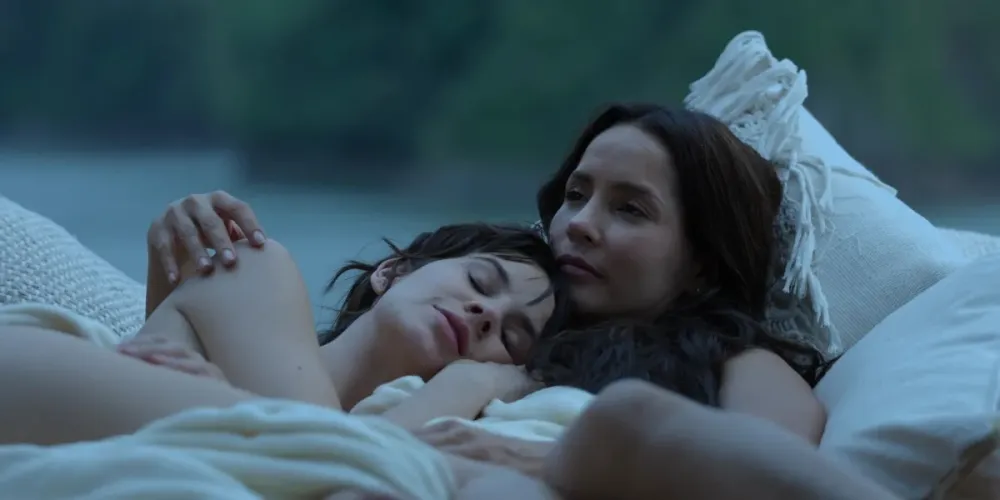 Laura Londo&ntilde;o and Carmen Villalobos in The Guest