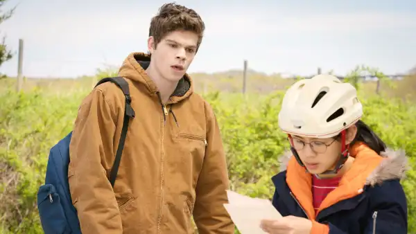 Daniel Diemer, Leah Lewis in The Half of It