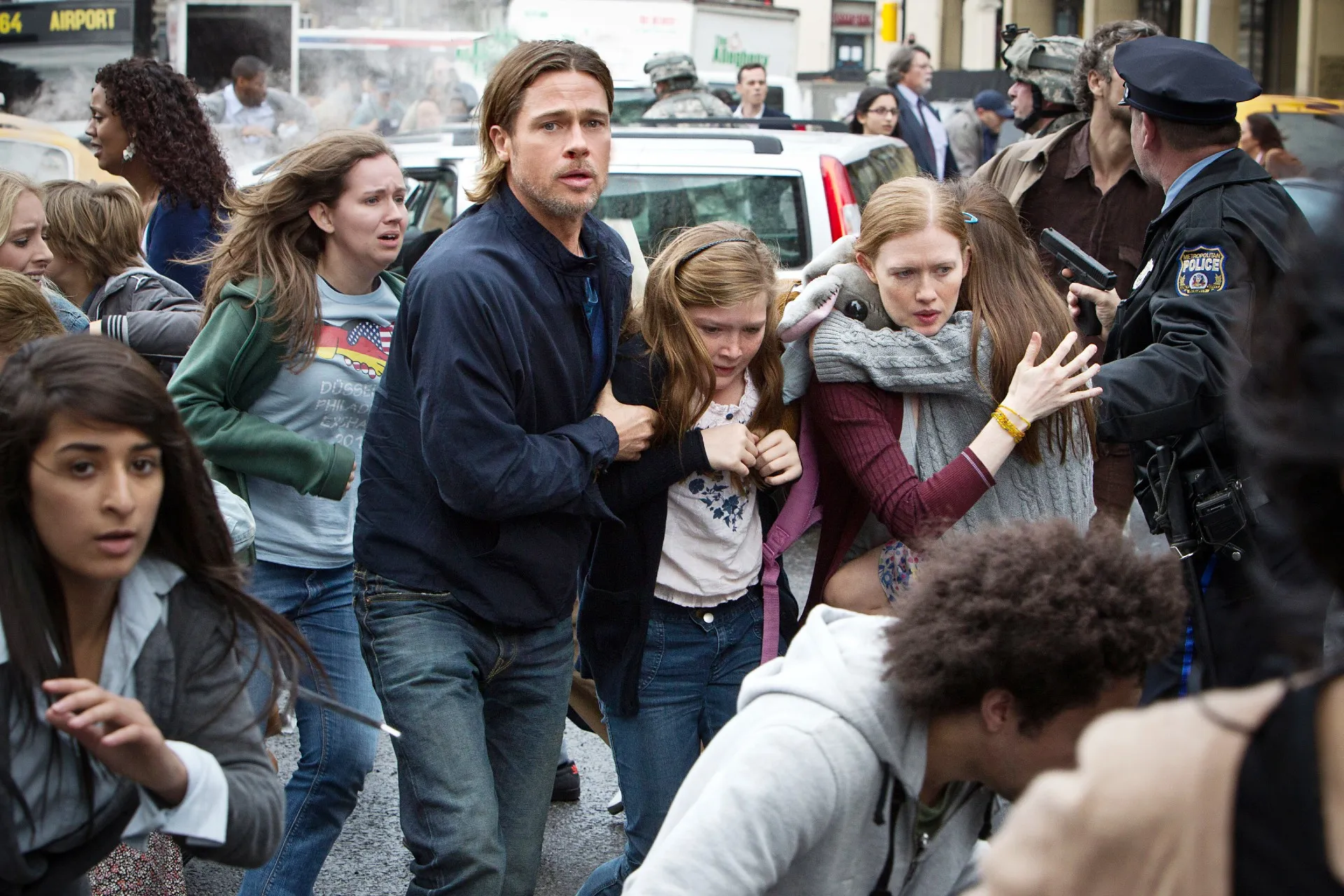 Brad Pitt, Abigail Hargrove, Mireille Enos in World War Z