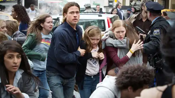 Brad Pitt, Abigail Hargrove, Mireille Enos in World War Z