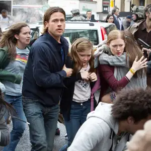 Brad Pitt, Abigail Hargrove, Mireille Enos in World War Z