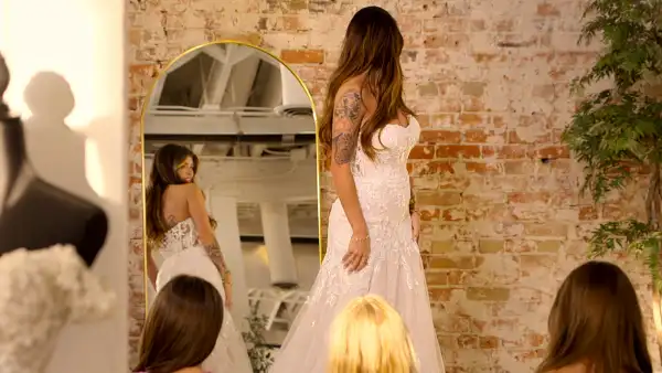 Ali-Wedding-Dress-Love_Is_Blind_n_S9_E10_00_54_23_23R