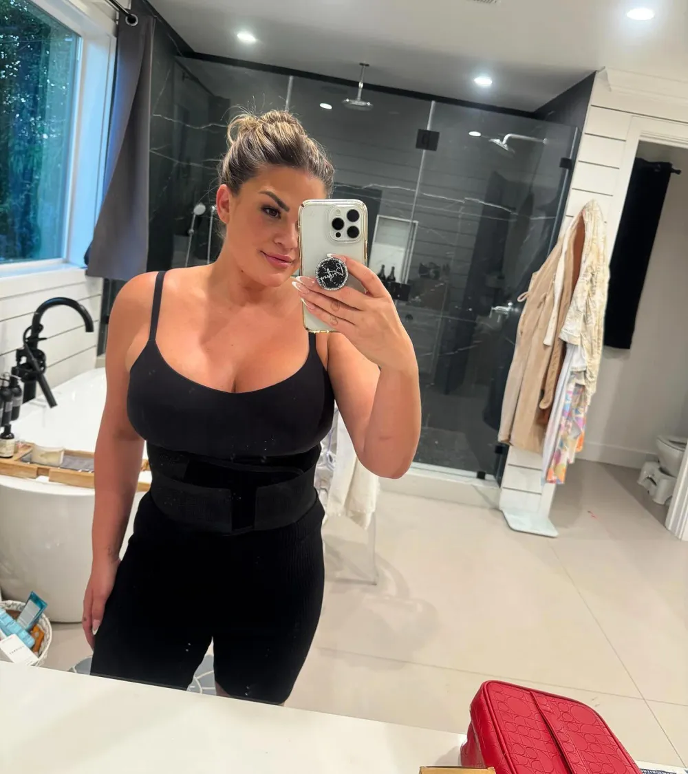 Brittany Cartwright Shares Mirror Selfie Showing Off Her Body 3 Weeks Post Op After Mommy Makeover Surgery 002