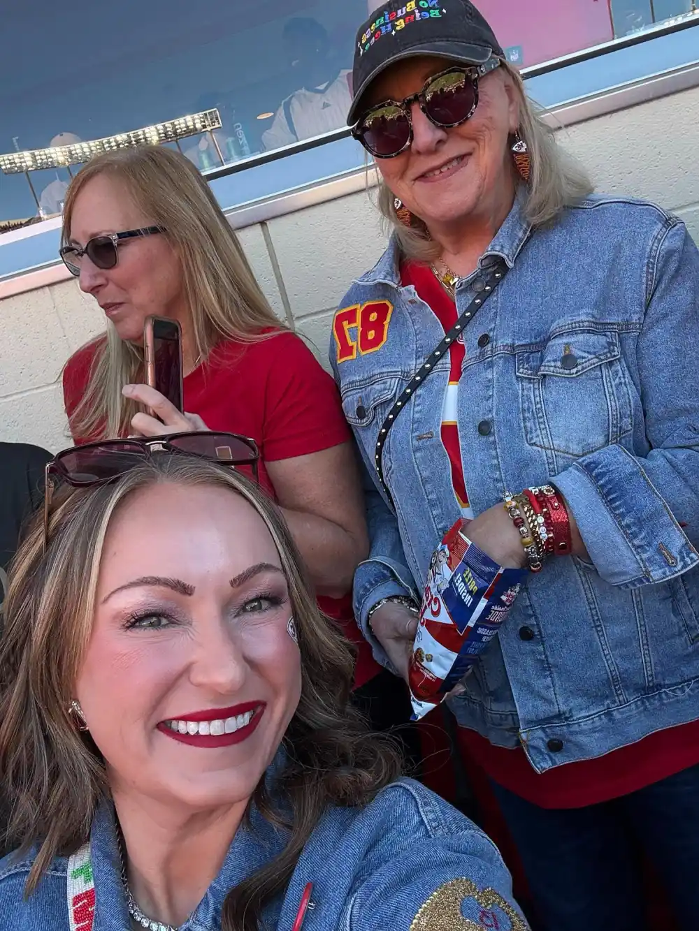 Donna Kelce Supports Kylie Kelce and Taylor Swift With Accessories at Chiefs Game G3o490wWQAAPM V