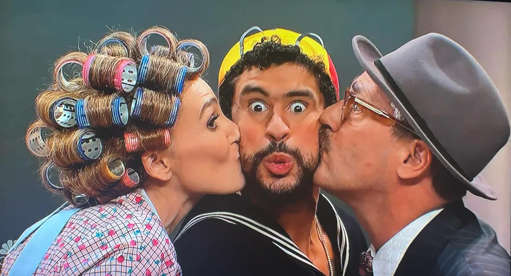 Bad Bunny, como Quico, en medio de Chloe Fineman, como Do&ntilde;a Florinda,, y Jon Hamm, como el Profesor Jirafales.