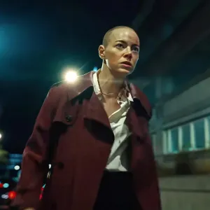 Emma Stone Reveals How She Prepped Daughter for Super Scary Bald Head in Bugonia MCDBUGO_UC025