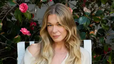 Feature LeAnn Rimes 2542 Luxury Handbag Shopping Cover Story