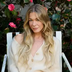 Feature LeAnn Rimes 2542 Luxury Handbag Shopping Cover Story