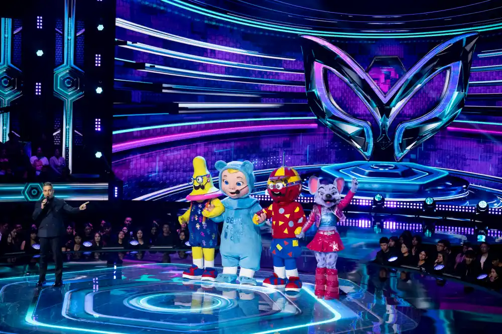 Omar Chaparro y personajes de 'Qui&eacute;n es la M&aacute;scara'.